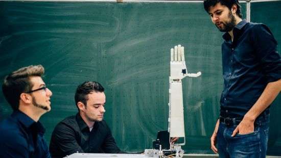 В Бельгии разработали роботизированную руку которая переводит речь в жесты