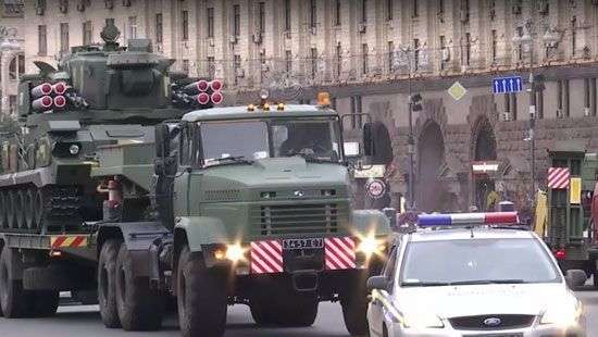 В центре Киева открылась выставка боевой техники, которая пойдет в АТО (ВИДЕО)