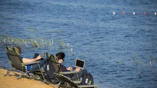 Россияне признались, что не могут отдыхать без алкоголя и интернета