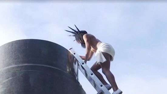 Активистка Femen кидалась конфетами с постамента, где раньше стоял Ленин (видео)