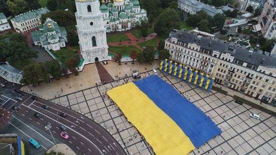 В Киеве «Батькивщина» развернула самый большой в мире флаг Украины