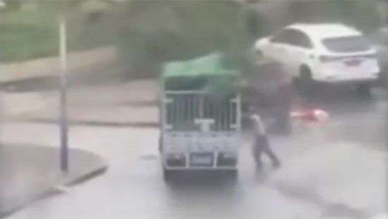 Будто прошла война: в сети появились ВИДЕО удара тайфуна в Макао