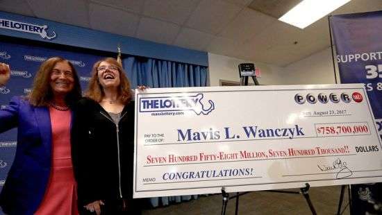 Медсестра выиграла в лотерею самый крупный джекпот в истории США