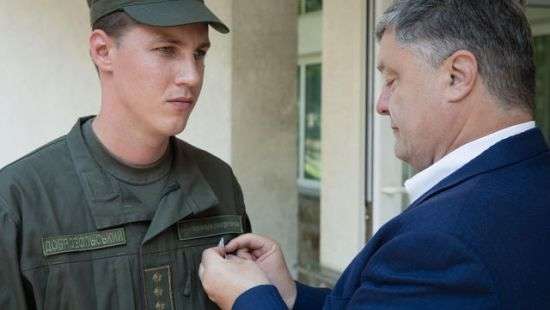 Порошенко наградил бойца, спасшего женщину после взрыва на Грушевского