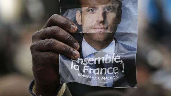 Опрос: рейтинг Макрона стремительно рушится