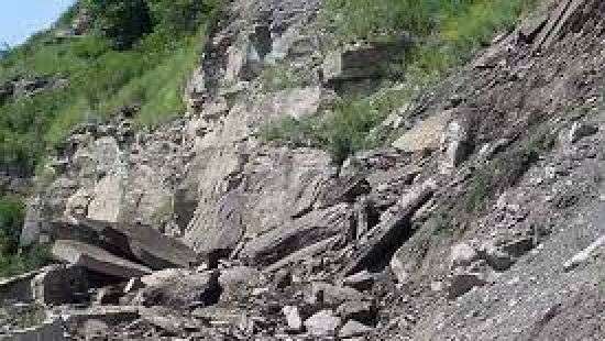 В Китае обрушились горные породы, под завалами могут быть люди