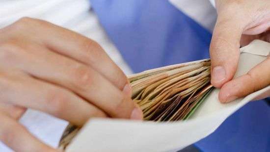 Восемь чиновников за два месяца работы получили премии в 23 миллиона