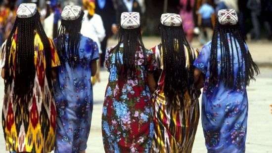 В Таджикистане законодательно обязали граждан носить национальную одежду