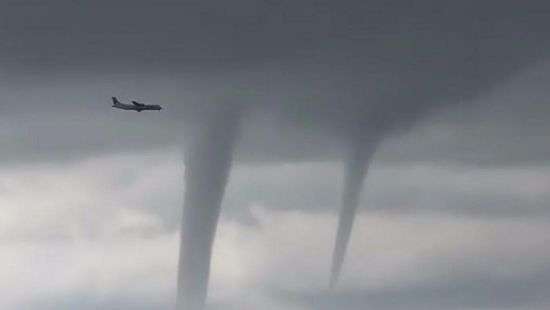 Появилось видео, как пассажирский самолет садился в Сочи во время смерча (видео)