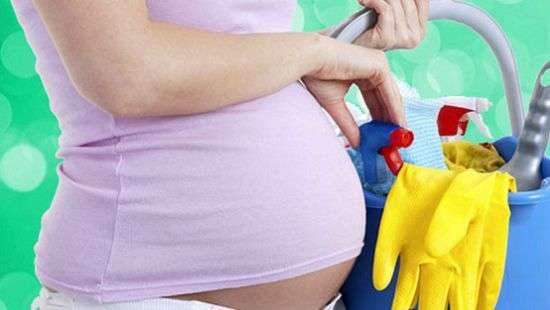 Специалисты назвали домашние дела, которыми не стоит заниматься беременным