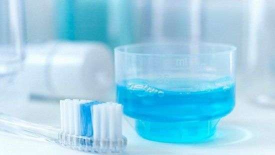 Специалисты назвали неожиданную опасность ополаскивателей для рта