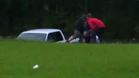 В США репортер в прямом эфире спас мужчину из тонущего авто (видео)