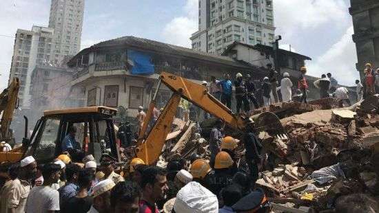 В Индии обрушился жилой дом: много погибших (ФОТО и ВИДЕО)