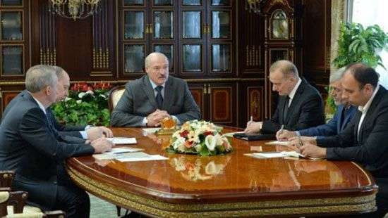 Лукашенко покатался на Tesla и приказал создать белорусский аналог