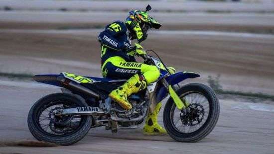 Легендарный мотогонщик сломал ногу