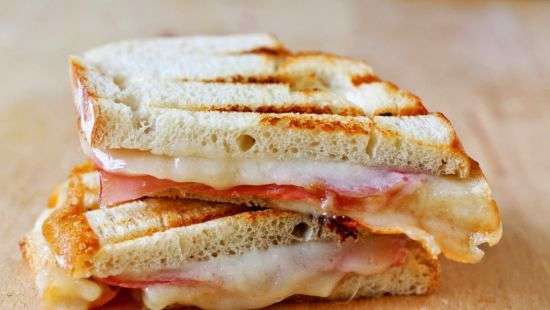 Шведа, поедавшего бекон перед мусульманками, приговорили к штрафу