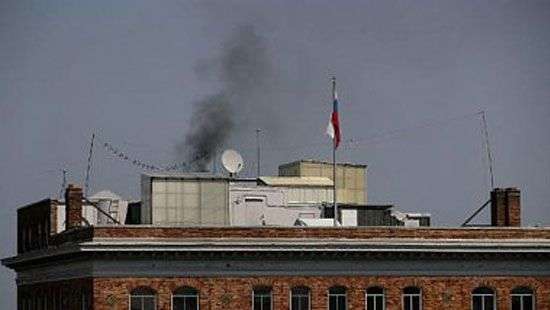 Российские дипломаты перед выселением из США экстренно жгут документы (ВИДЕО)