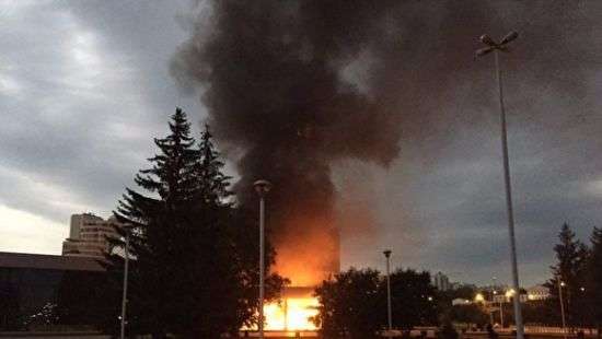 В Екатеринбурге авто с газовыми баллонами протаранило кинотеатр (видео)