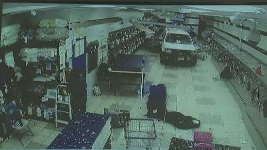 В Нью-Йорке водитель на джипе протаранил прачечную, есть пострадавшие (видео)