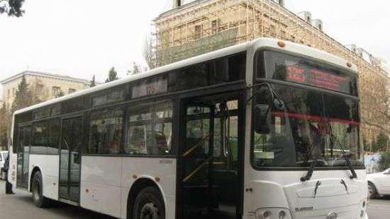 В Баку пассажир автобуса едва не задушил водителя во время движения (видео)