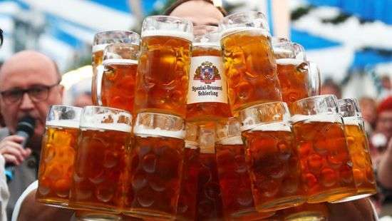 Появилось видео, как немецкий официант установил рекорд с 29 кружками пива (видео)