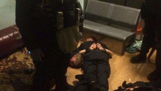 В Киеве пятерых полицейских задержали за грабежи на Центральном вокзале