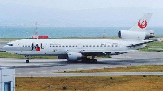 В Токио экстренно сел пассажирский авиалайнер с горящим двигателем (видео)