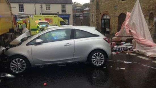 В Британии машина протаранила в рынок, есть раненые (ФОТО)