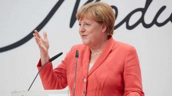 В Меркель угодили помидором на предвыборном митинге