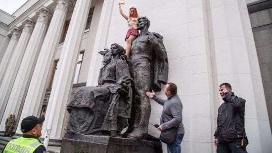 Femen устроили перформанс у Верховной Рады (фото)