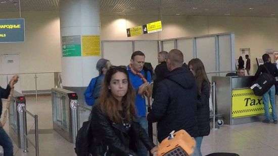 Навального встретили сосисками (фото)