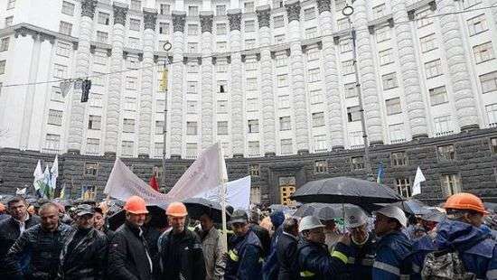 Нефтяники вышли на пикет и говорят, украинцы могут остаться без газа