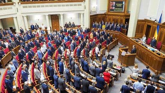 Мы все еще на краю: опубликован полный текст и видео выступления Порошенко в Раде