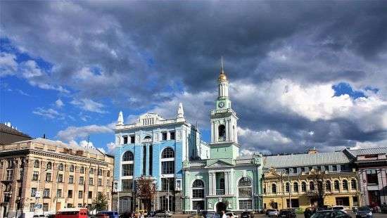 В Киеве запретили движение транспорта по Контрактовой площади