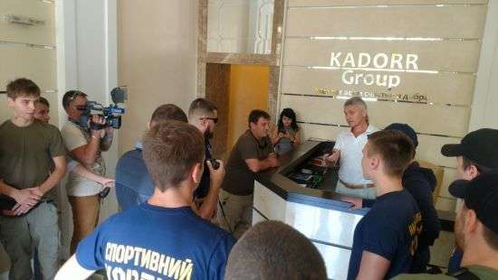 В Одессе активисты заставили Кивана вывесить украинские флаги