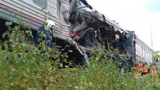 В России поезд столкнулся с грузовиком, пострадали 17 человек (ВИДЕО)