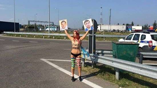 Обнаженная активистка Femen вышла встречать Саакашвили (ВИДЕО)