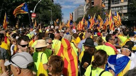 На марш в поддержку независимости вышли два миллиона каталонцев (фото)