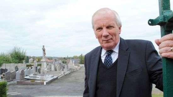 В Бельгии мэру города на кладбище перерезали горло