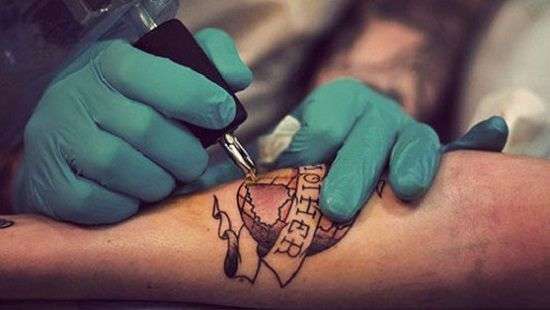 Медики назвали главную опасность татуировок