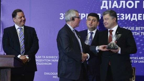 Порошенко и Гройсману подарили по пакету с американским углем