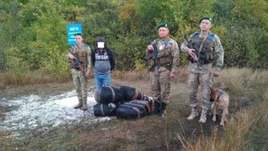 Пограничники поймали контрабандиста с шапками