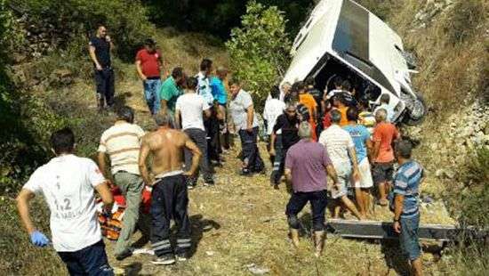 В Турции автобус с туристами упал с 50-метровой скалы: десятки пострадавших
