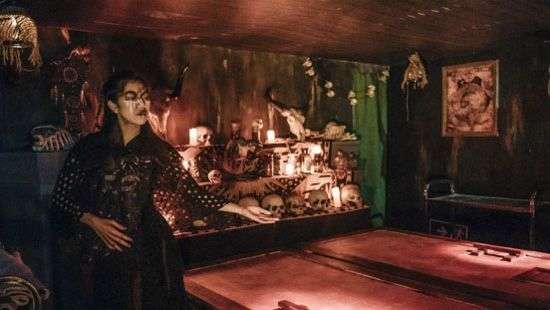 В комнате страха Гонконга до смерти запугали молодого мужчину