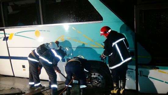 На Закарпатье автобус с паломниками провалился в яму (ФОТО)