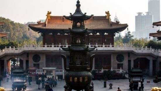 В Китае инженеры подвинули 135-летний храм (видео)