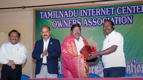 В Индии 56-летний лектор стал обладателем 145 ученых степеней