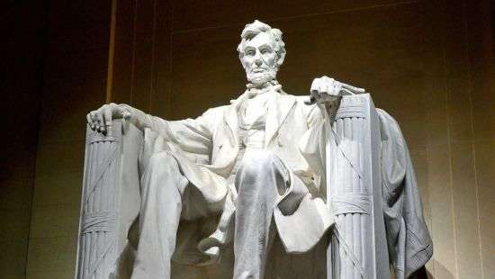 В Вашингтоне турист из Кыргызстана нацарапал на памятнике Линкольну свое имя