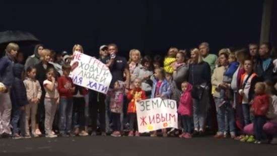 Жители Крюковщины вышли на протест против соседства жилых домов с кладбищем