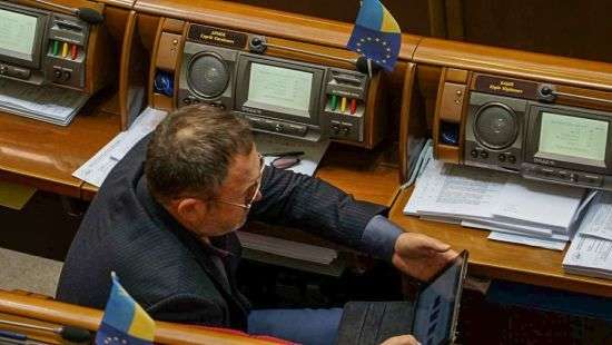 Нардепы массово прогуляли заседание, а оставшиеся играли в смартфоны (ФОТО)